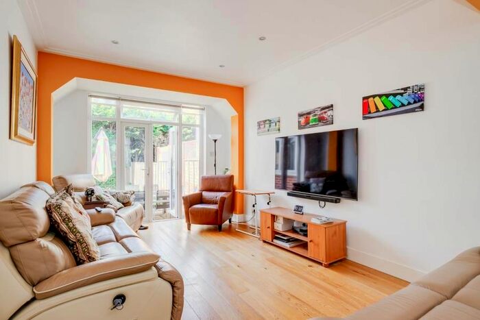 3 Bedroom Property To Rent In Beechwood Avenue, London, N3