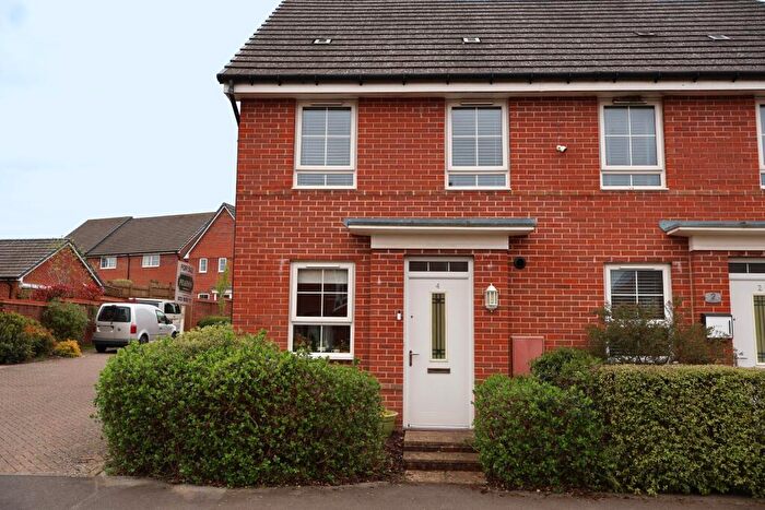 2 Bedroom Semi Detached House For Sale In Foxglove Way, Clanfield, PO8