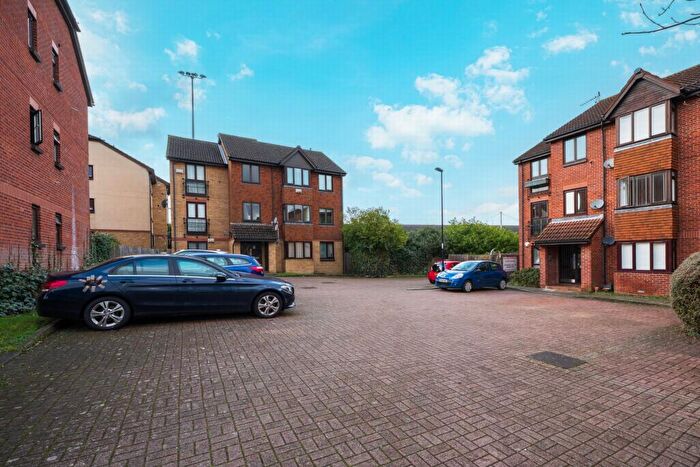 1 Bedroom Flat To Rent In Gables Close, London, SE12