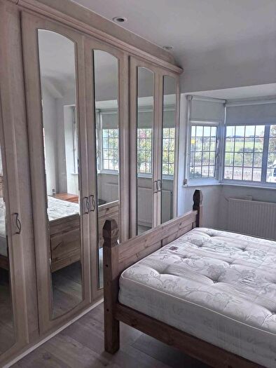 5 Bedroom Semi-Detached House To Rent In West View, Feltham, TW14