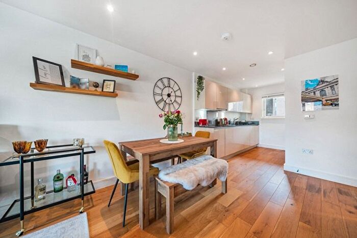 1 Bedroom Flat For Sale In Bradley Road, Clapham, London, SW4