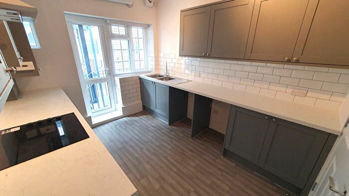 2 Bedroom Flat To Rent In Brent Street, London, NW4