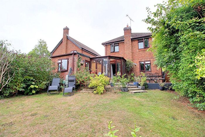 5 Bedroom Detached House For Sale In Crewe Curve, Berkhamsted, HP4