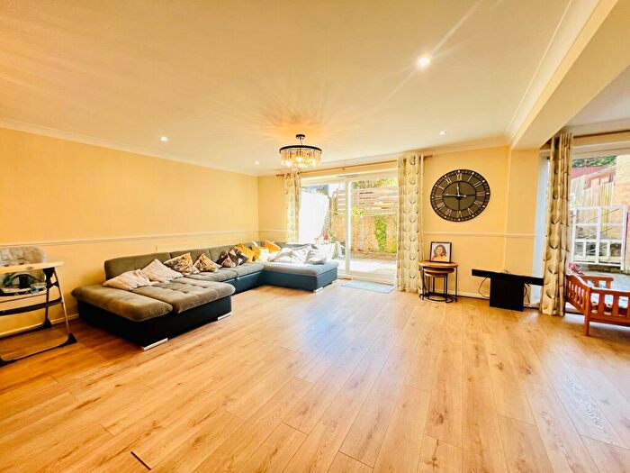 5 Bedroom Detached House To Rent In Reymolds Way, CR0