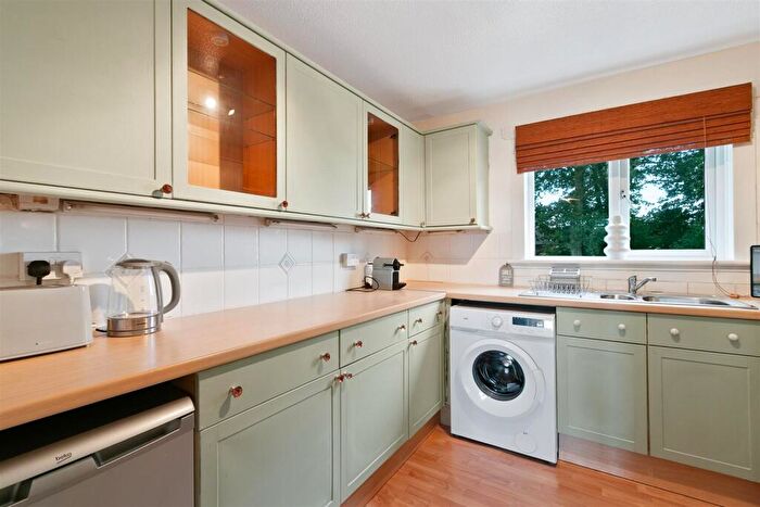 2 Bedroom Flat To Rent In Beechwood Drive, Alexandria, G83
