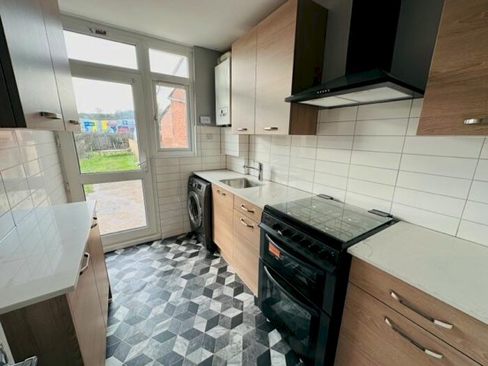 5 Bedroom Terraced House To Rent In Bradley Road, Luton, LU4