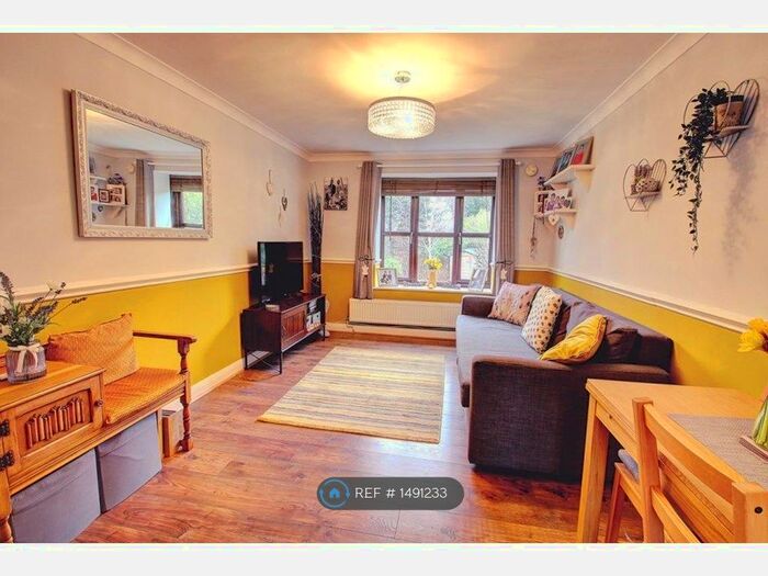 1 Bedroom Flat To Rent In Maple Leaf Close, Biggin Hill, Westerham, TN16