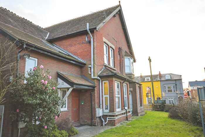 Studio To Rent In Avenue Road, Lymington, Hampshire, SO41