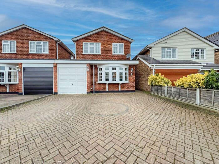 3 Bedroom Link Detached House For Sale In Hilltop Avenue, Hullbridge, SS5
