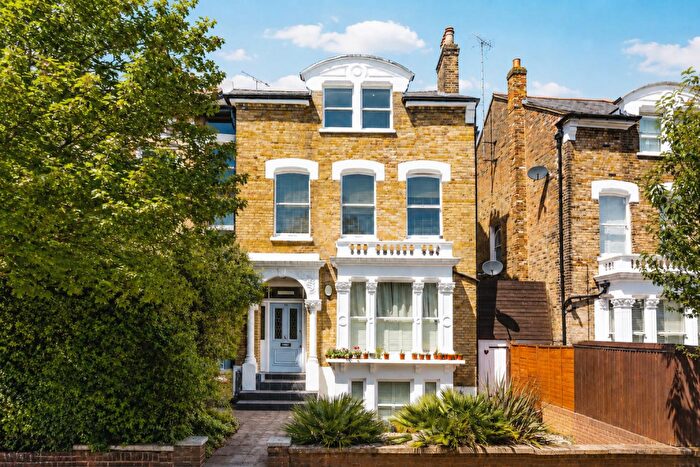 2 Bedroom Flat For Sale In Queen Elizabeths Walk, London, N16