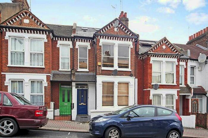 2 Bedroom Flat To Rent In Dorothy Road, London, SW11