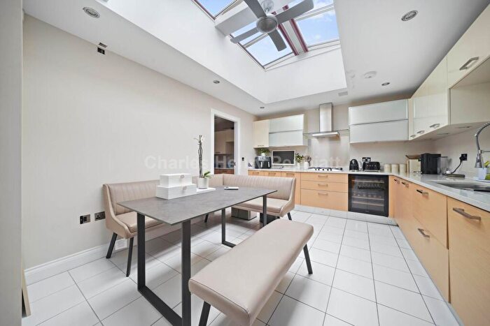 2 Bedroom Apartment For Sale In Greenoak Place, Cockfosters Road, EN4