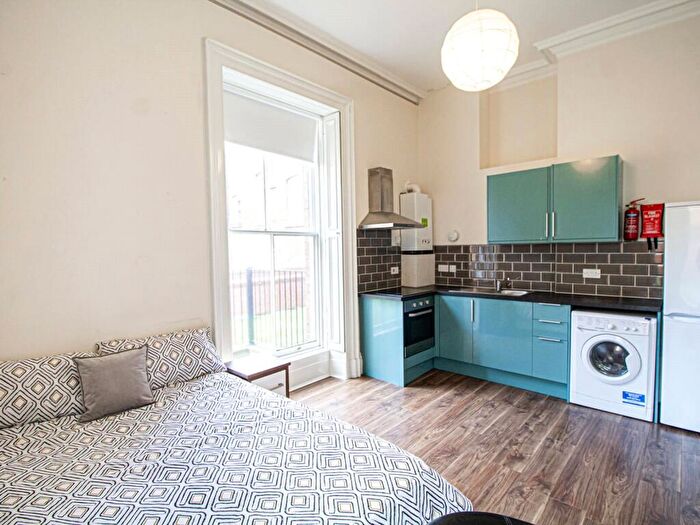 Apartment To Rent In Apt, Clarendon House #, LS2