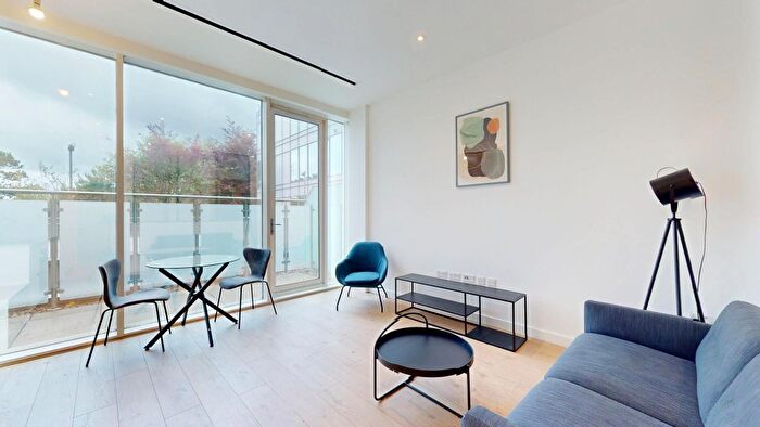 1 Bedroom Flat To Rent In Great West Road, Brentford, TW8