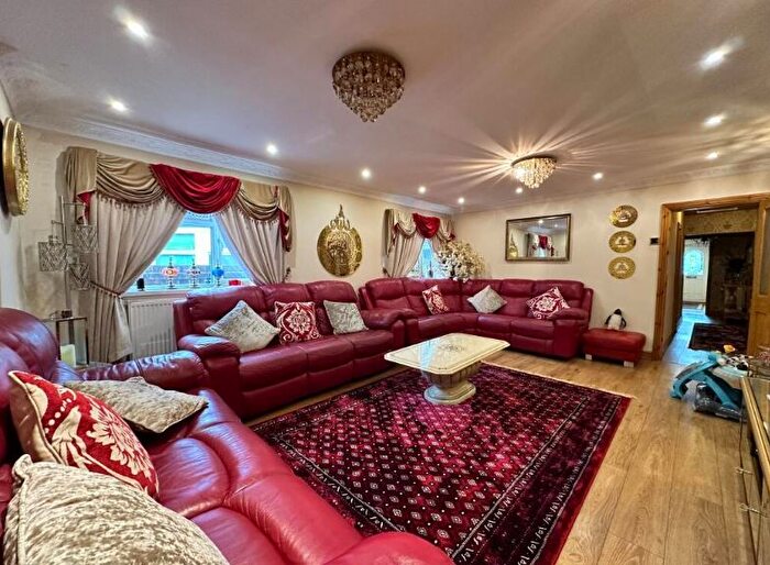 4 Bedroom Semi-detached House To Rent In Walsall Road, Wednesbury, WS10