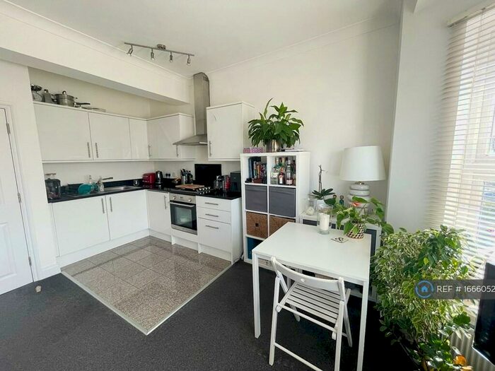 2 Bedroom Flat To Rent In Wellmeadow Road, London, SE6