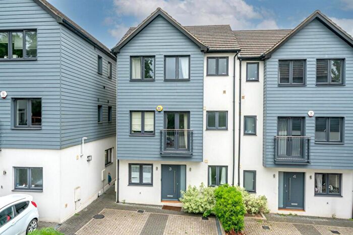 5 Bedroom Semi-Detached House For Sale In Adeyfield Road, Hemel Hempstead, HP2