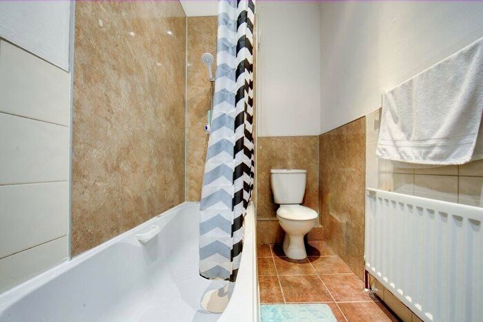 3 Bedroom Flat To Rent In Helmsley Road, Newcastle Upon Tyne, NE2