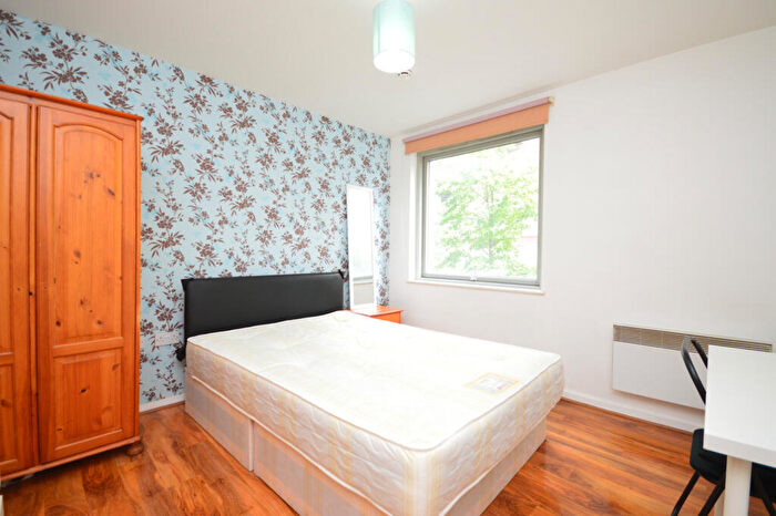 3 Bedroom Flat To Rent In Blackwall Way, Canary Wharf, E14