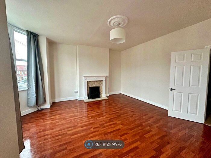 2 Bedroom Flat To Rent In Medusa Road, London, SE6