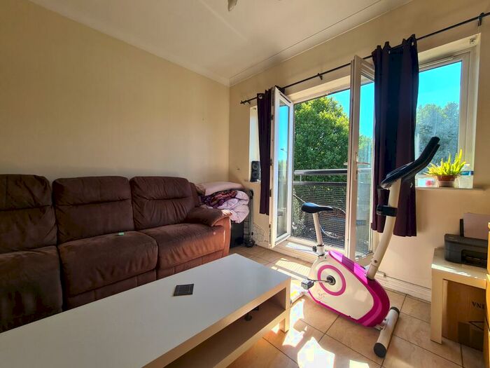 2 Bedroom Flat To Rent In Forty Avenue, Wembley, HA9