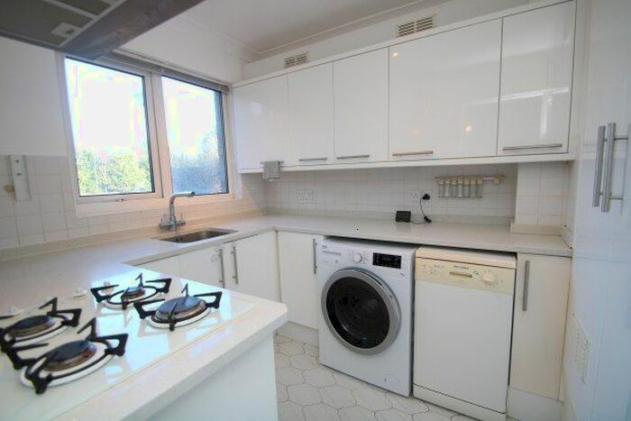 2 Bedroom Flat To Rent In Turnpike Link, Croydon, CR0