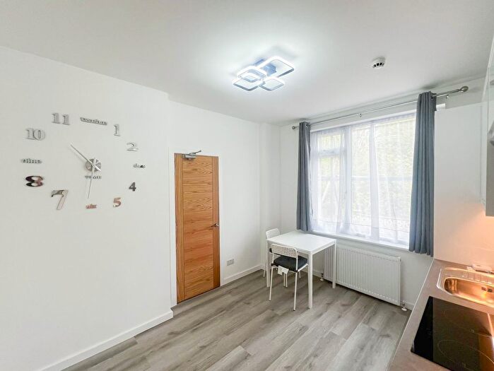 1 Bedroom Flat To Rent In Courtleigh Gardens, London, NW11