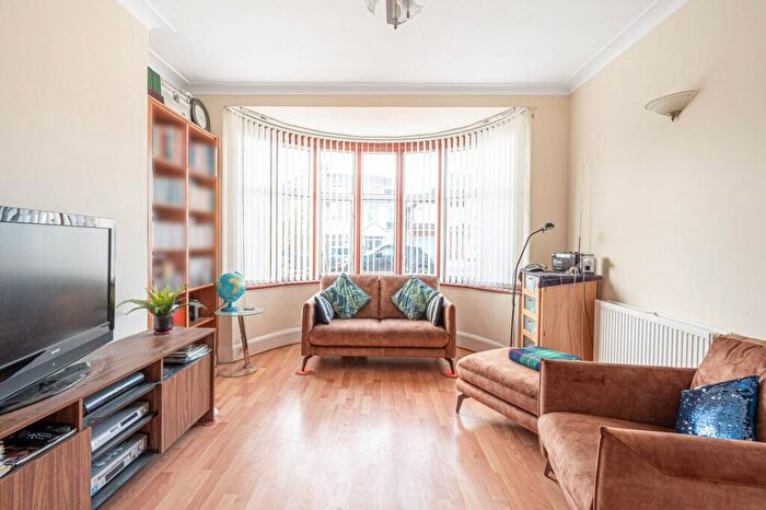 3 Bedroom House For Sale In Hall Lane, Hendon, London, NW4