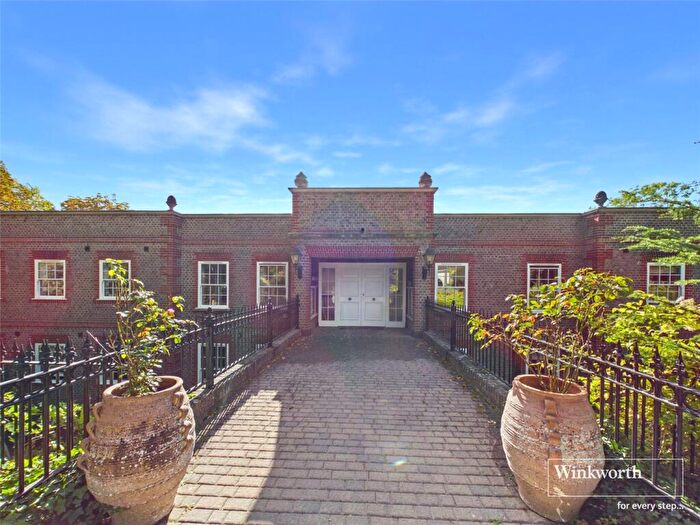 2 Bedroom Apartment To Rent In Treetops, The Mount, Caversham, Reading, Berkshire, RG4