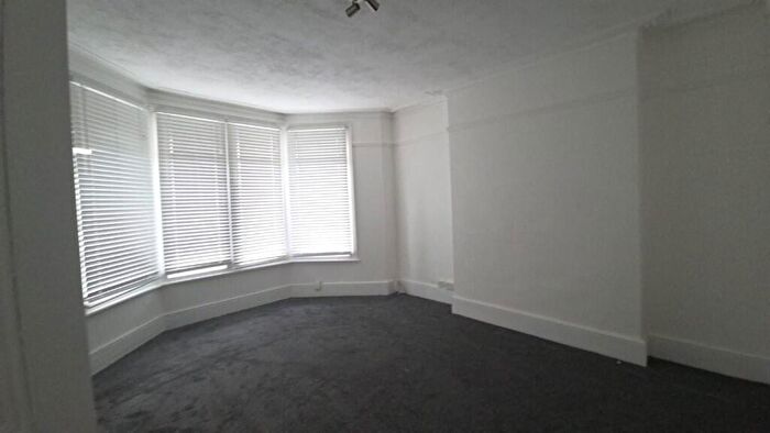 3 Bedroom Flat To Rent In Genesta Road, Westcliff-On-Sea, Essex, SS0