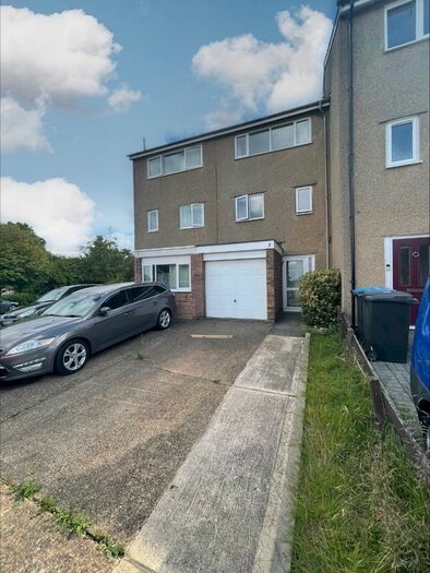 3 Bedroom Town House To Rent In Argyll Road, Hemel Hempstead, Hertfordshire, HP2