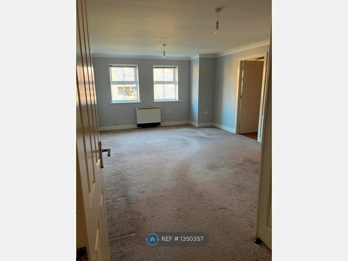 2 Bedroom Flat To Rent In Waters Walk, Bradford, BD10