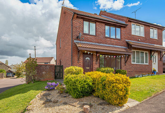 3 Bedroom Semi-Detached House To Rent In Bonners Close, Malmesbury, SN16