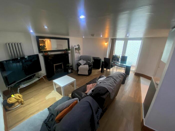 3 Bedroom Flat To Rent In Efe House, Highbury Grove, London, N5