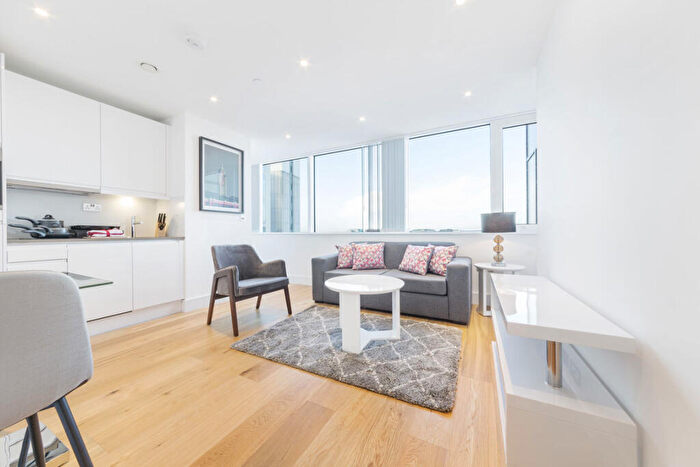 Flat To Rent In Skyline, Slough, SL1