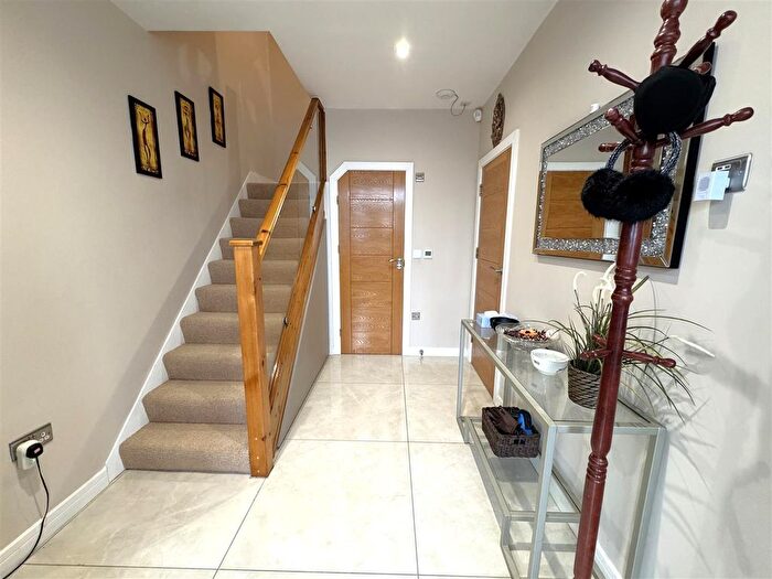 5 Bedroom Semi-Detached House To Rent In Brampton Road, Bexleyheath, DA7
