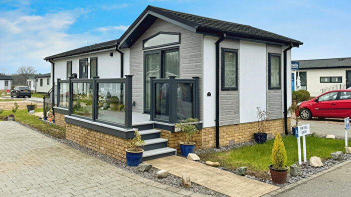 2 Bedroom Park Home For Sale In Wimborne, Dorset, BH21