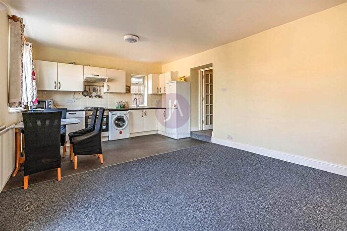 3 Bedroom Flat To Rent In Crescent Road, Finchley, London, N3