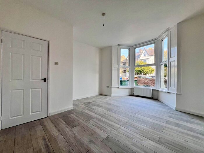 2 Bedroom Flat To Rent In Avenue Road, London, E7