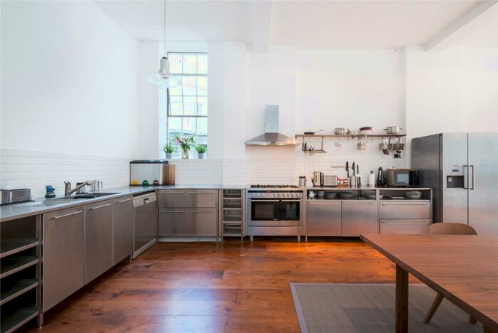 2 Bedroom Flat To Rent In Charterhouse Square, London, EC1M