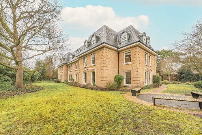 3 Bedroom Flat For Sale In Holmesdale Road, Teddington, TW11