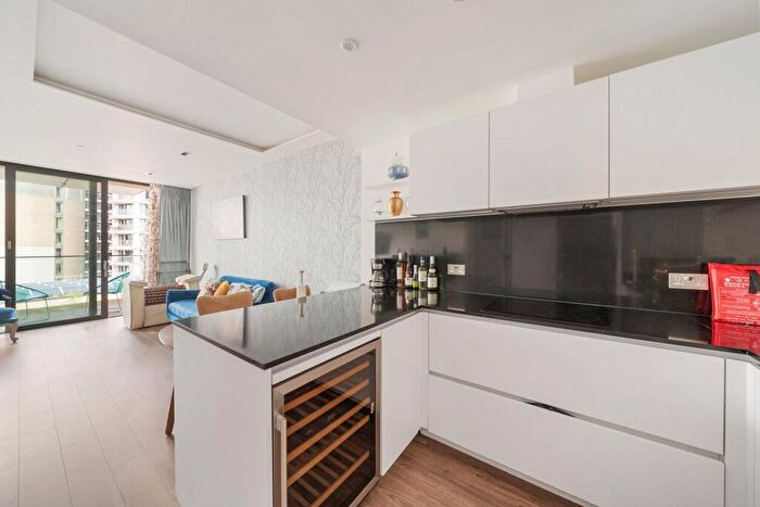 2 Bedroom Apartment To Rent In Satin House, Piazza Walk, E1