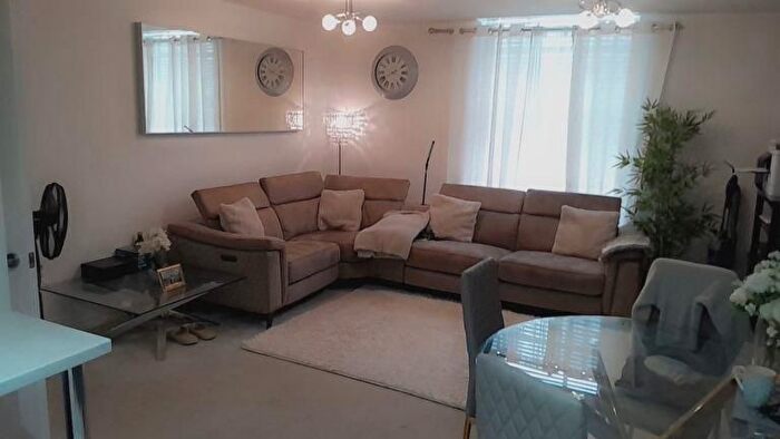 2 Bedroom Flat To Rent In Rocksborough, Solihull, B92