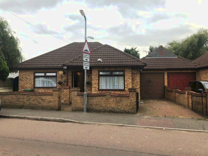 2 Bedroom Bungalow To Rent In Laindon, Basildon, SS15