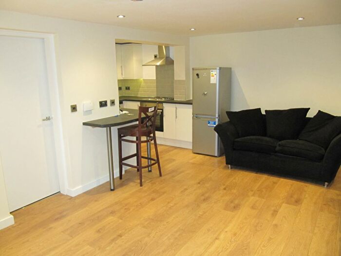 2 Bedroom Flat To Rent In Harehills Lane, Leeds, LS8