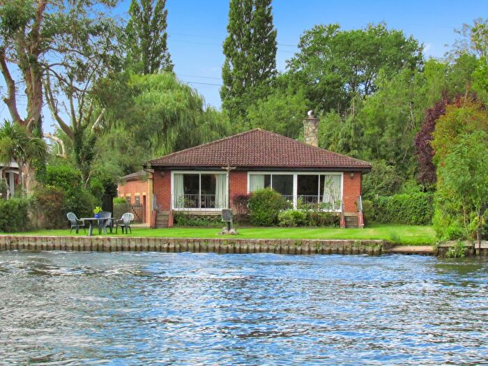3 Bedroom Detached Bungalow To Rent In Dockett Eddy, Chertsey, KT16