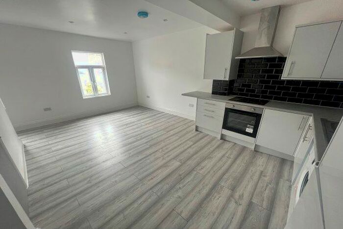 2 Bedroom Flat To Rent In Crombey Street, Swindon, SN1