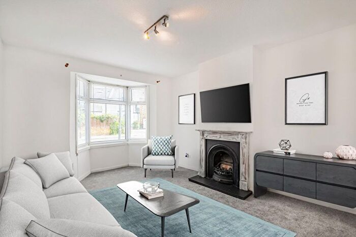 1 Bedroom Flat For Sale In Hartfield Crescent, Wimbledon, SW19
