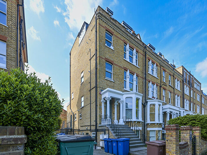 2 Bedroom Apartment To Rent In The Gardens, East Dulwich London, SE22