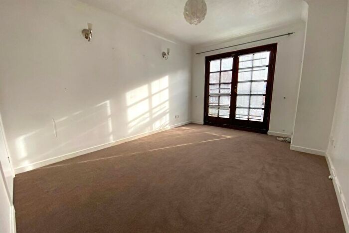 4 Bedroom Town House To Rent In Butlers Walk, BS5